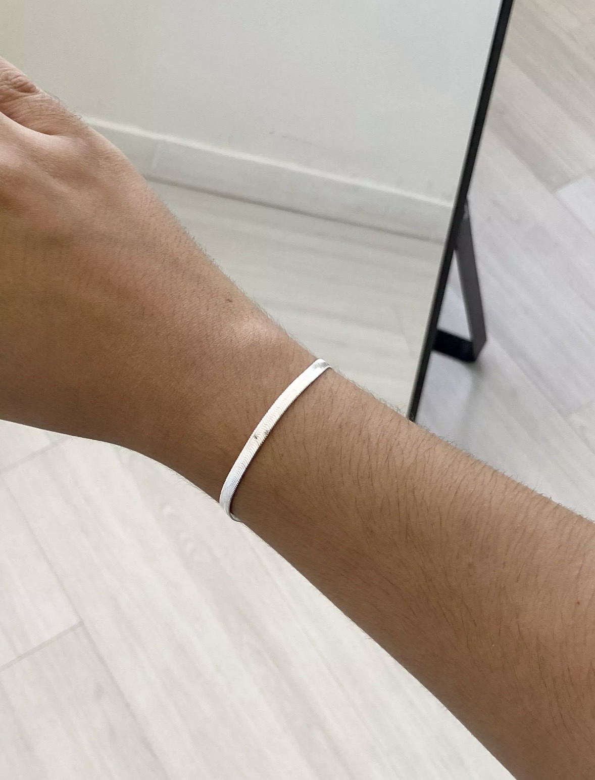 Pulseira Fita — foto na modelo