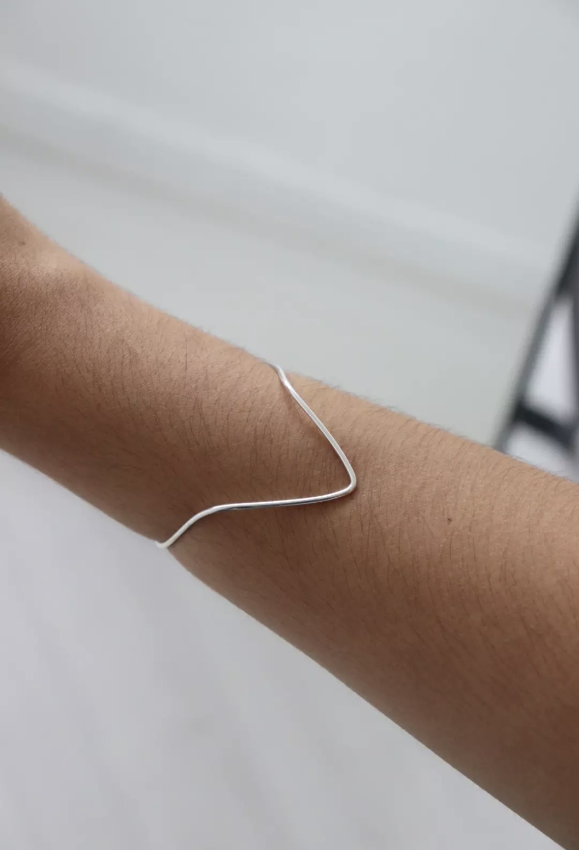 Bracelete em V - foto no corpo