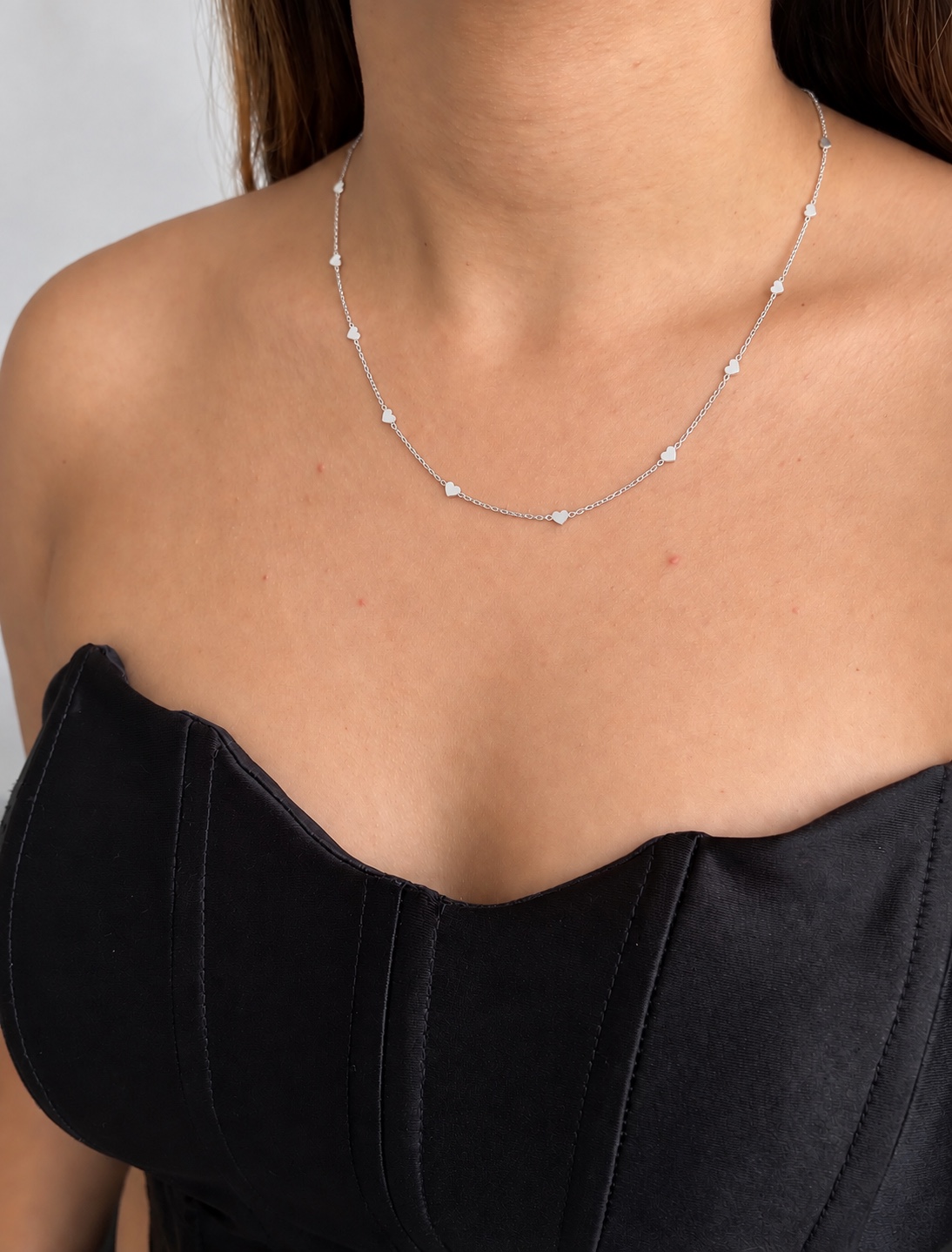 Choker Mini Corações — foto na modelo