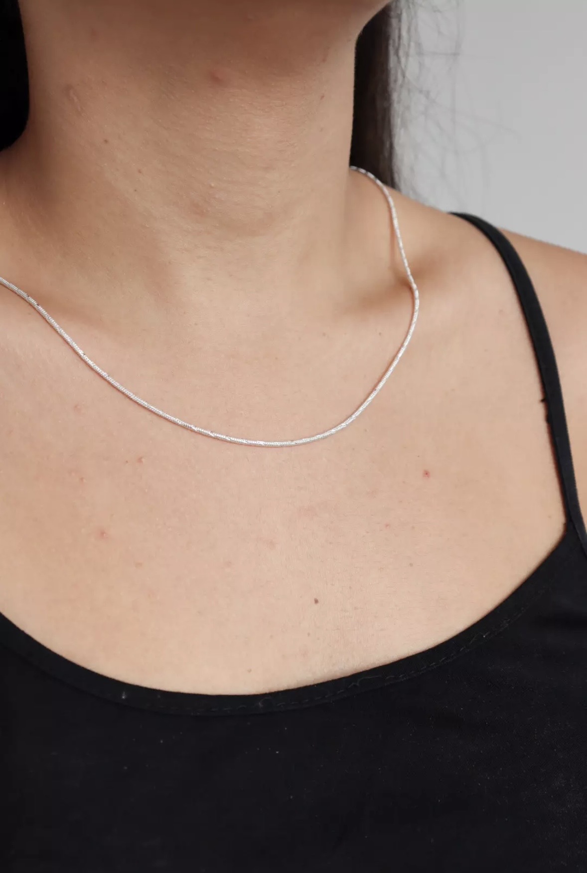 Choker Serpentina — foto na modelo