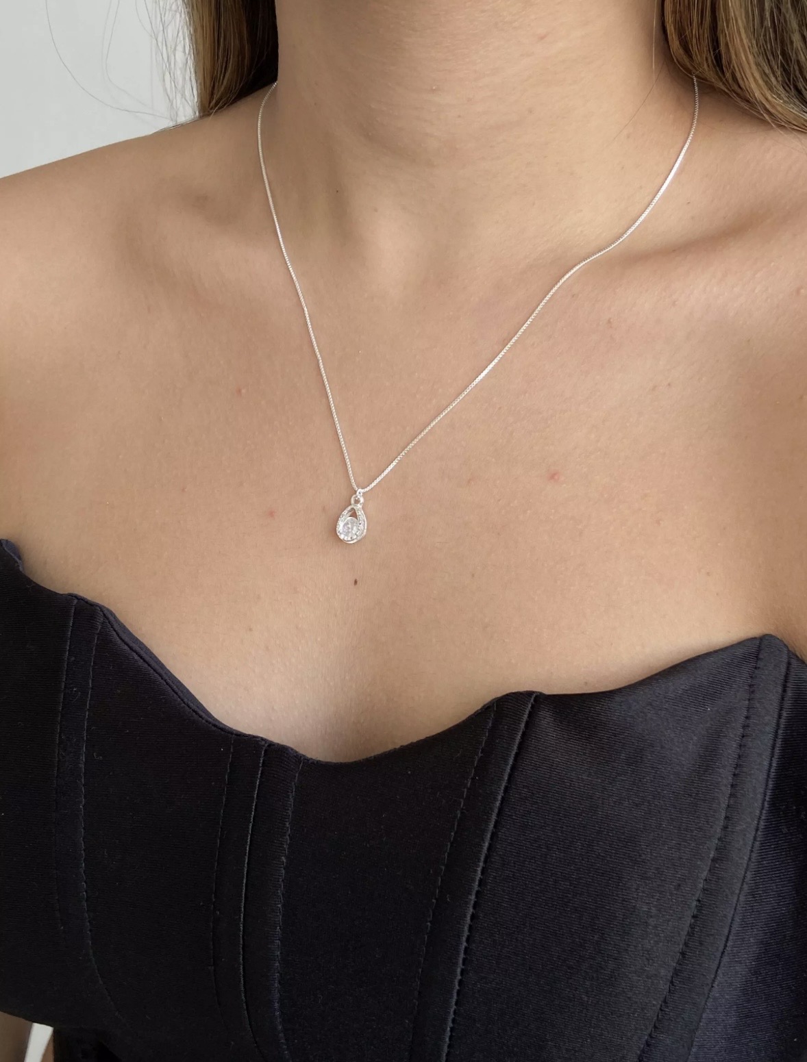 Colar Gota + Cristal — foto na modelo