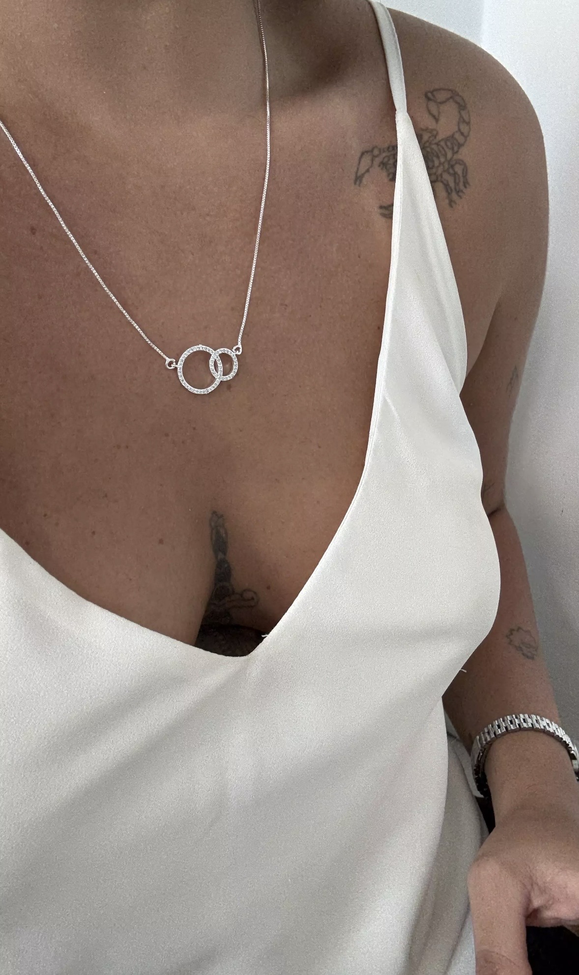 Colar 2 Círculos — foto na modelo