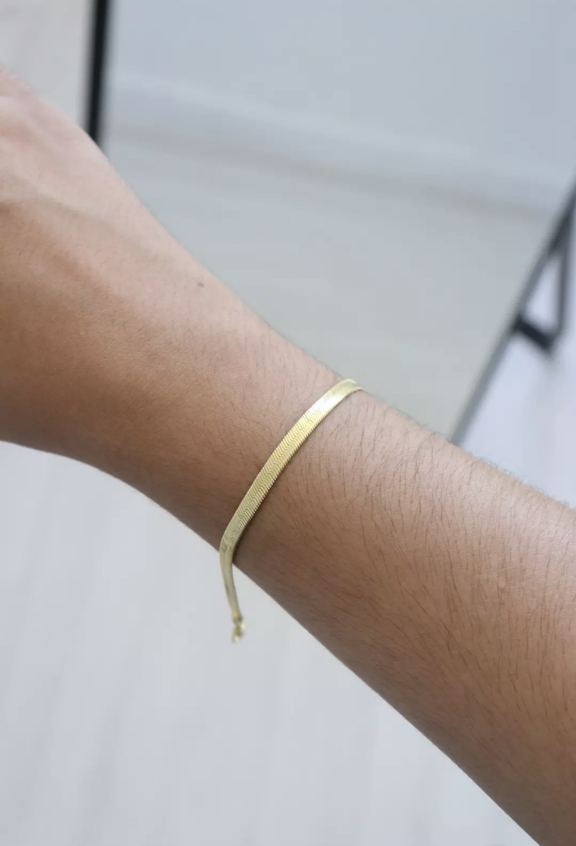 Pulseira Fita Dourado — foto no corpo